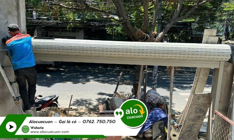 giá lắp đặt cửa cuốn tại tphcm – thợ alocuacuon thi công thực tế